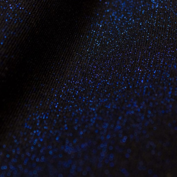 Noir irisé de paillettes bleues